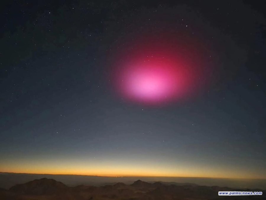 سحابة حمراء غامضة تظهر فوق جبل موسى في مصر تثير الدهشة والتكهنات